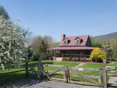 Countryside Cabin with Mountain Views near Surreybrooke Gardens Hotel dekat Frederick, MD