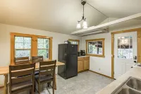 Cozy Rustic 20 minutes to Mt Baker walk to town, hot tub, High Speed Internet - 무료 와이파이
