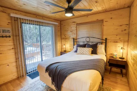Cozy cabin w/ loft, private hot tub, near Bison Ranch, sleeps 6