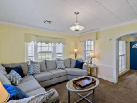 Home adjacent to Country Club, near Hospitals, Park, College and shopping. Hotels in Ada