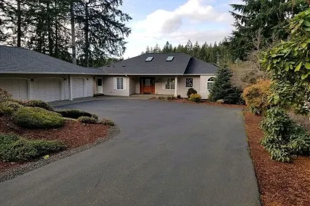 Beautiful Lakefront | Sunset Views  + AC+ Kayaks + Bicycles & More!