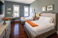 Stunning 3 BR/3 BA loft apartment w/balcony overlooking historic downtown!