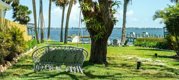 New Modern Waterfront Bungalow Retreat + Tropical Vibes + Fishing Paradise! Hotels in Melbourne