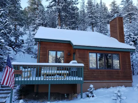 Perfect Family Cabin, Walking Distance to RMNP and the River in Aspen Brook + AC Отели рядом с достопримечательностью «Гоблинс Форест»