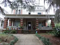 Well Equipped Clean Comfy Downtown APT with Parking