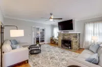 Elegant Middleburg Manor with 3 Bedrooms 2 Baths