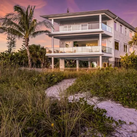 Spoil Yourselves! Located Direct Gulf Front, Pool, Hot Tub, 5 Masters, Sunsets!