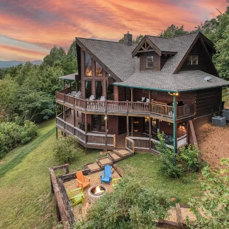 Panoramic Views~ Jacuzzi ~ Game Room ~ Firepit Table ~ Big Kitchen ~SkyHighLodge