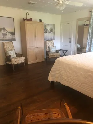 Le Barn Rouge Bed & Breakfast    A Country Living Home in Acadiana Macy's附近的飯店