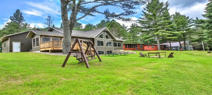 Whitetail Ridge: Lakefront Home, FREE Wi-Fi/Firewood, Generator, No Cleaning Fee Hotels in St. Germain