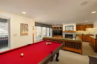 Ski-on Ski-Off w Private Hot Tub & Sauna!
