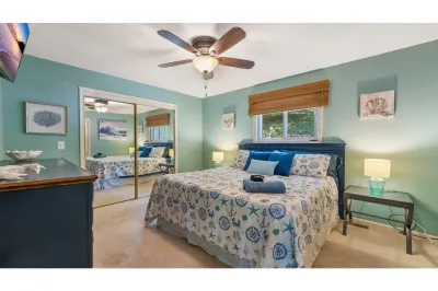 Quiet Lakefront - Hot Tub! H2O Toys! Pet Friendly!