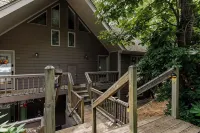 Walking Distance to Ski Slopes! Cozy Condo that sleeps 4!