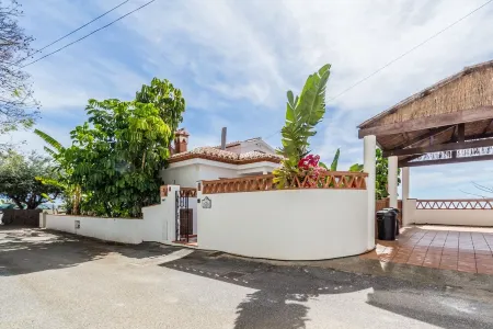 Villa Tropical with private heated pool Отели рядом с достопримечательностью «Playa Salobreña»