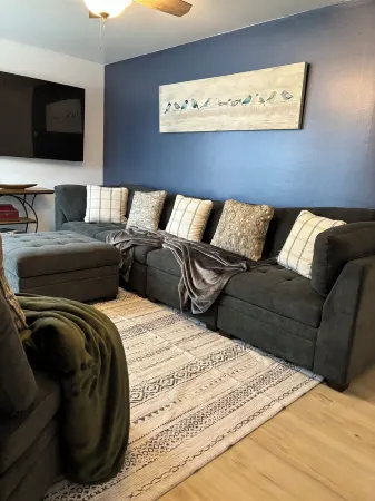 Charming 2-bedroom house with Feather Theme , WiFi in excellent Aurora