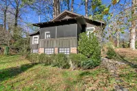 Lingerlong Cottage on Downtown Brevard's Most beautiful property!