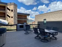 Designer Condo #5, Epic Views, Hot Tub, 75 55" TVs, Sonos, Free Winter Bus - 4-Star