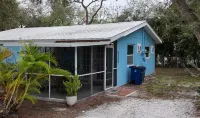 Cute Cottage 1.5Mi 2 Beach  Duplex Has Dock on Gulf Access Imperial River Hotel dekat Prado at Spring Creek