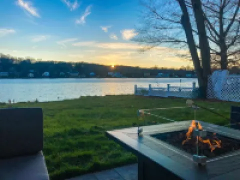 Enjoy Lakefront Sunsets in Cozy 2BR Cottage Escape
