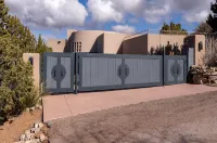 NEW ON VRBO!  El Camino  Stunning home Dale Ball trails Santa Fe Ski Area Forest Ten Thousand Waves附近的飯店