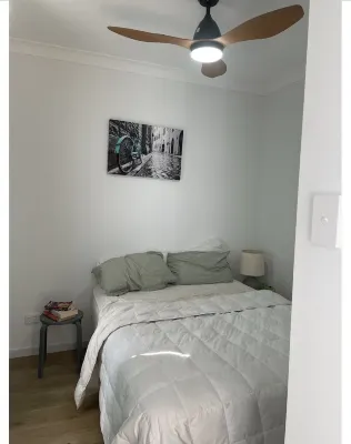 Adorable 2bdrm guesthouse with pool access - No smoking Hotels in 