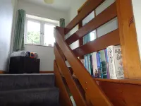 COSY COTTAGE, with shared, seasonal pool, 4 mile walk along the river to York