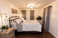 Creekside Cottage with beautiful patio and hot tub!!