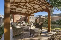 Vitality Retreat - 1 block from DT/riverfront/shops/bars