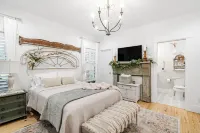 The Happy Place - Renovated + Walkable in the heart of Port Royal<br>