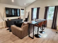 Dean's Garage: Car-Shop Themed Luxury Small Home, Central Auburn Hotels in Auburn