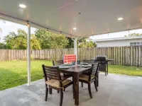 Super Modern ~3 miles to Beach~ Large Yard/Patio & BBQ โรงแรมในฮาลเลนเดล บีช