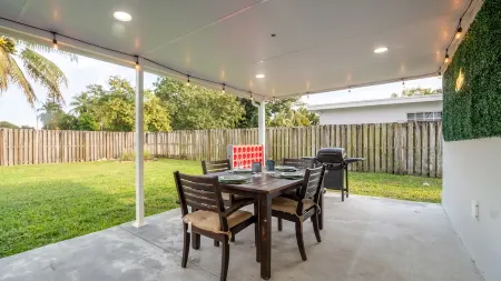 Super Modern ~3 miles to Beach~ Large Yard/Patio & BBQ