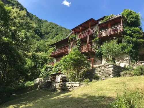 Old country house in breathtaking beautiful mountain landscape