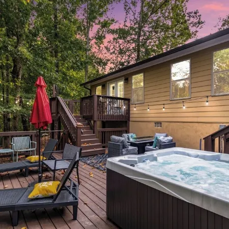 Cozy 4bd lakefront home in Lake Lanier w/ HotTub, FirePit, Private dock, Wifi