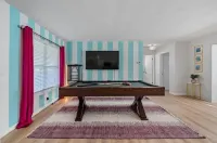 Hot Tub, Heated Pool, Mini Golf  Island Vibes Hotels in Pinellas County