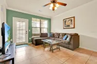 Condo private balcony overlooking the pool close to Disney!