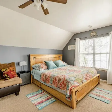 6 MINUTES FROM DOWNTOWN FAMILY STYLE HOME