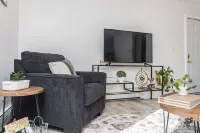 Entire 2BR 1Bath Apt “The Downtown Deneege” - balcony
