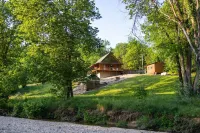 Cozy Creekside Cabin - Sleeps 6 - Perfect for campfires & making memories