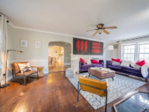 Modern Antique 5BR Home w/ Expansive Master Suite 諾威奇酒店