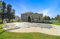 Spacious 5 Bedroom w/Pool, Patio and Theater