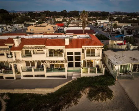 Strandcastle Beach House - Oceanfront! - You're right on the sand! Hotels in Oceano