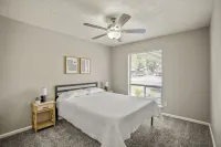 Modern Stay Centrally Located in The Woodlands