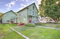 Comfortable, Charming Home Near Outdoor Adventure. Pet Friendly!