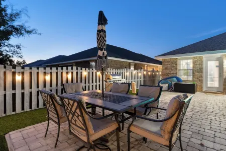 Walk to Private Beach+Free golf cart+Private Heated Pool+Pet Friendly Отели рядом с достопримечательностью «Destin Beach Realty»