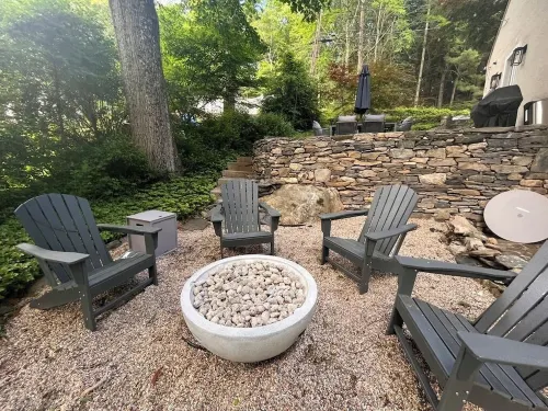 Cozy Lakefront Cottage on Candlewood- swim, relax, hike, wineries 90min from NYC