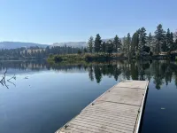 Charming Waterfront Pine Cabin on Curlew Lake