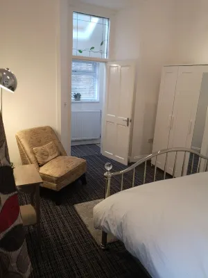 Beautiful Large 1 kingsized bed fully furnished apartment. Hotels near Glasgow Prestwick Airport