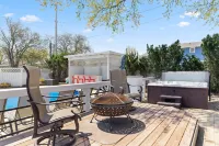 Hot tub open all year! Private heated pool, sleeps 10 near downtown New Buffalo! Hotels near New Buffalo,MI Beach Playground
