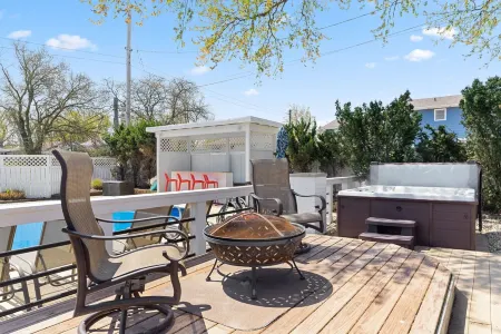 Hot tub open all year! Private heated pool, sleeps 10 near downtown New Buffalo!